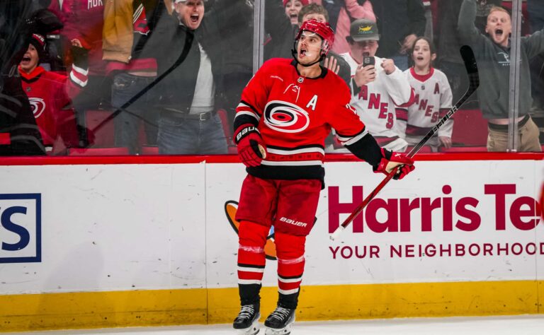 Näkökulma: Carolinan tulella leikkiminen vie Sebastian Aholta mahdollisuuden Stanley Cupiin Näkökulma: Carolinan tulella leikkiminen vie Sebastian Aholta mahdollisuuden Stanley Cupiin
