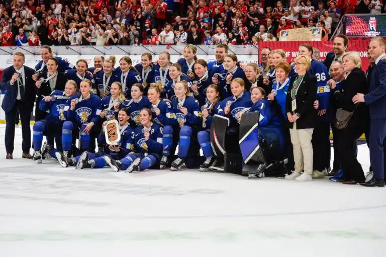 Analyysi: Suomen naisjääkiekkoilu tarvitsee tiukan tarkistuksen