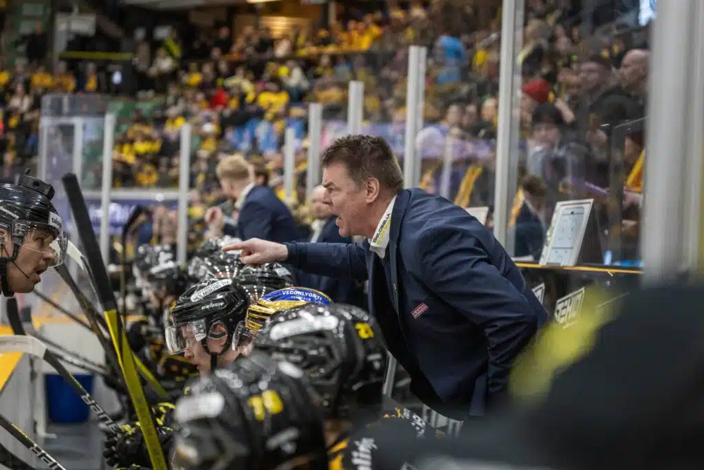 Näkökulma: Raimo Helmisen laskupää voi pettää, mutta tyyli ei koskaan – Tässä on ”Raipen” salaisuus