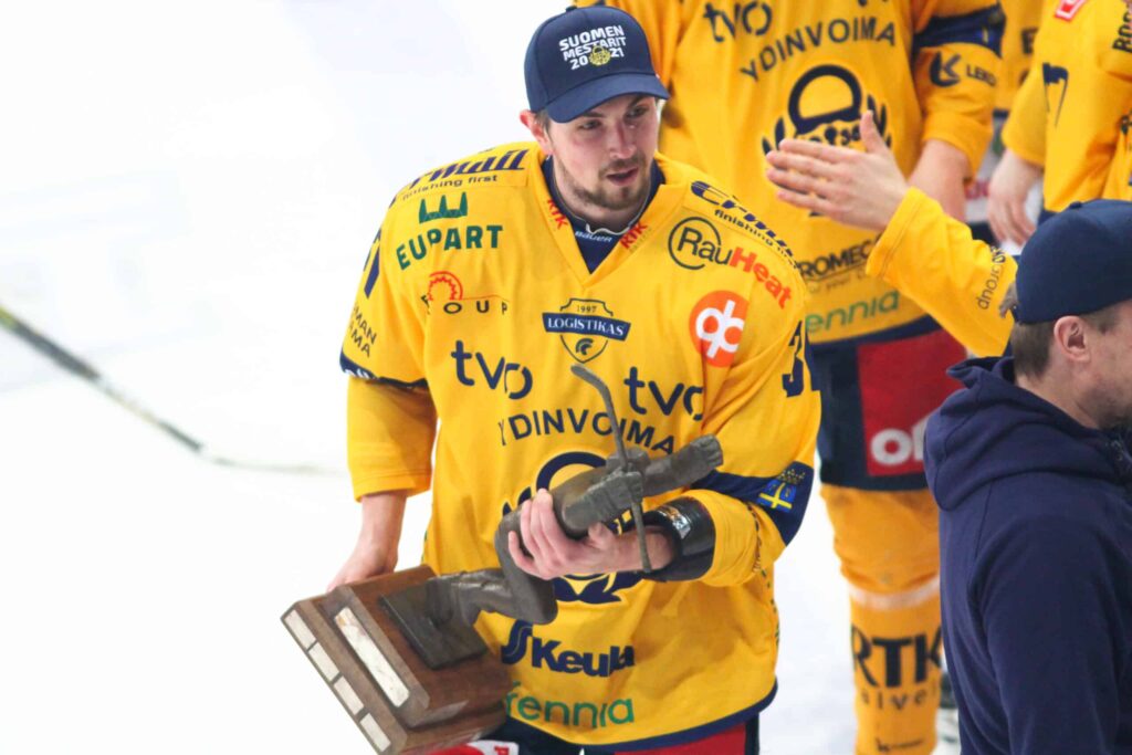 Haastattelu: SHL-mestaruus on Eetu Koivistoisen ensimmäinen yleisön edessä Haastattelu: SHL-mestaruus on Eetu Koivistoisen ensimmäinen yleisön edessä