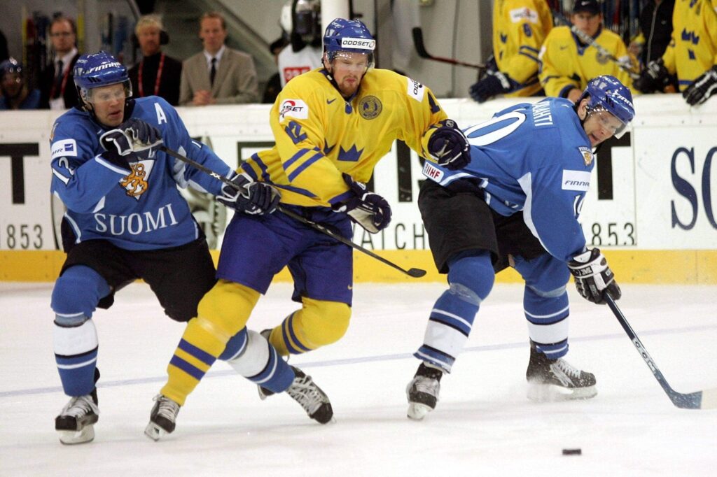 MM-kisat 2005: Tuttuja nimiä oudoissa joukkueissa – HIFK sai kaksi maailmanmestaria Olli Jokinen, Daniel Sedin ja Jere Karalahti, Leijonat, Suomi vs Ruotsi, MM-kisat 2005