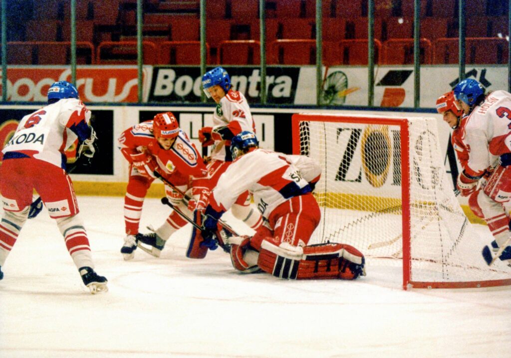 MM-kisat 1989: Punakoneen ylivaltaa, kaksi dopingkäryä ja yksi loikkari Dominik Hasek, Neuvostoliitto vs Tshekkoslovakia, MM-kisat 1989