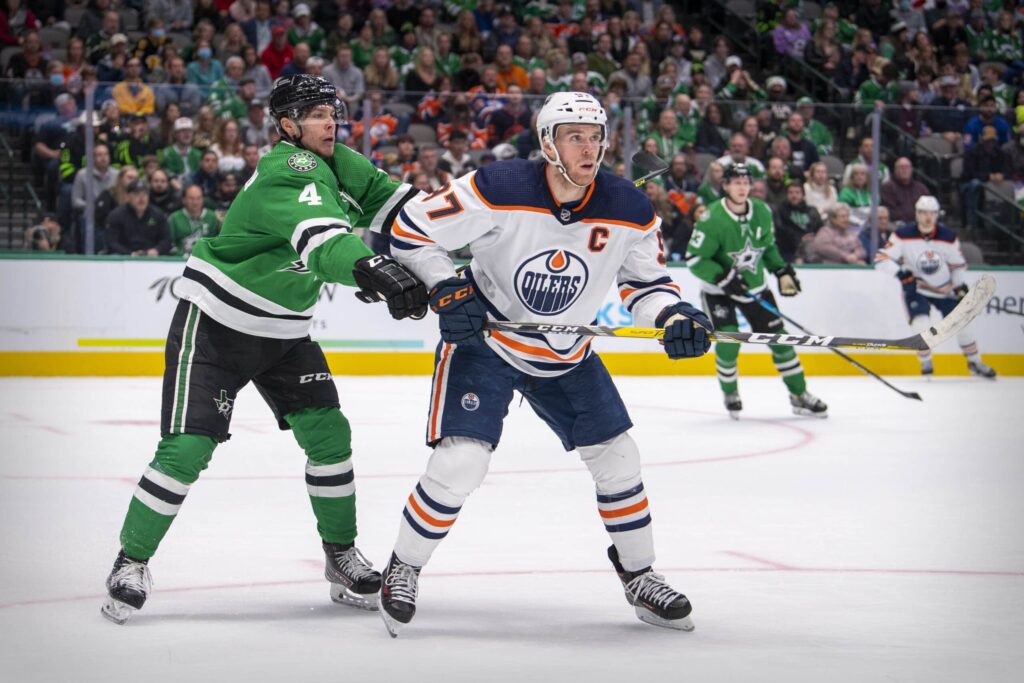 Näkökulma: Miro Heiskanen ratkaisevaan rooliin pysäyttämään Edmontonin tähti Näkökulma: Miro Heiskanen ratkaisevaan rooliin pysäyttämään Edmontonin tähti
