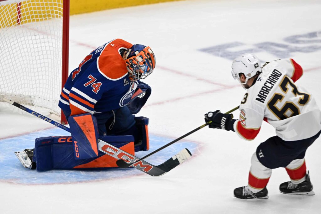 Analyysi: Edmonton teki ratkaisut - näillä mennään Brad Marchand upotti kiekon Stuart Skinnerin taakse