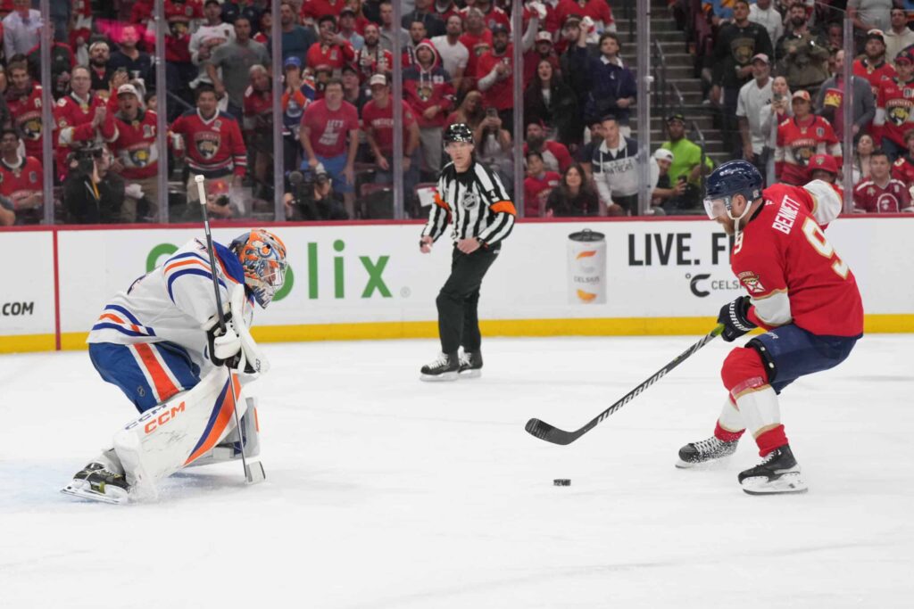 Näkökulma: Edmonton Oilers teki liikkeen, joka ei estä laivaa uppoamasta Florida Panthersin Sam Bennett upotti kiekon Stuart Skinnerin taakse