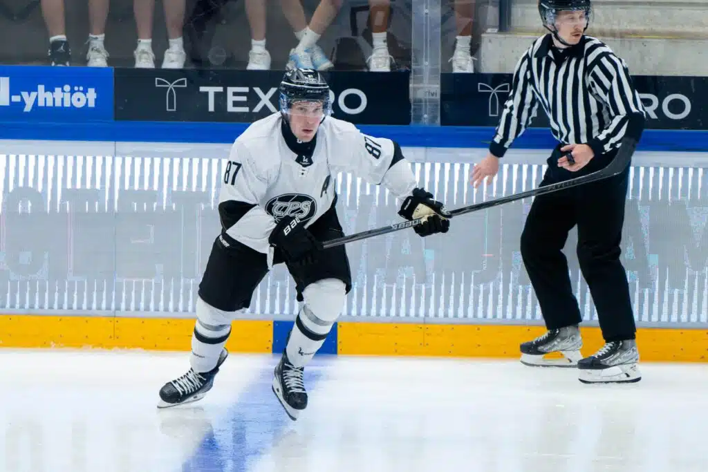 Analyysi: Palloseura kohti pudotuspelejä – Toni Söderholm on uutena seriffinä kaupungissa