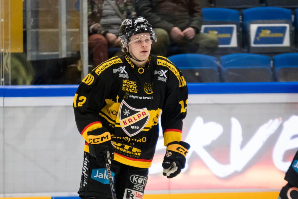 Analyysi: KalPassa Tervosta pohkeissa - mestaruuden uusiminen olisi jättimäinen yllätys Tampa Bay Lightningin varaama Joona Saarelainen KalPan paidassa