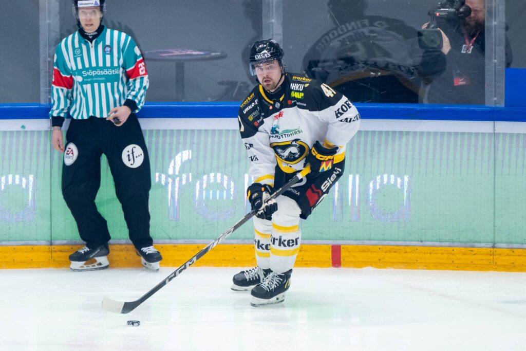 Analyysi: Ryhti palaa Ouluun Karjalaisen opeilla Oulun Kärppien ruotsalaispuolustaja Marcus Björk