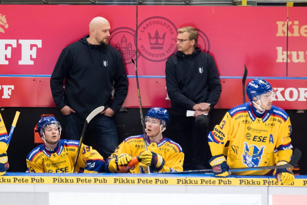 Analyysi: Jonne Virtasen Jukurit ei kestä loukkaantumisia - tämä asia pitää joukkueen kiinni Liigan pudotuspelitaistelussa Jonne Virtanen, Jukurien päävalmentaja
