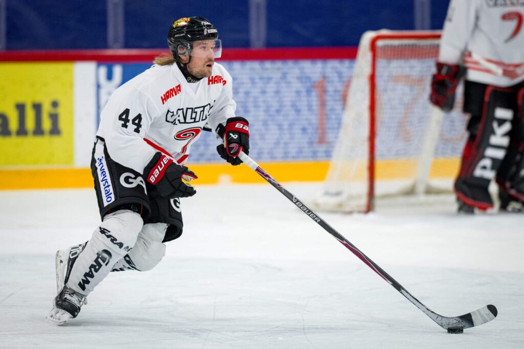 Analyysi: Petri Matikaisen moottorisaha katkaisee JYPin pudotuspelikirouksen JYPin tähtipuolustaja Sami Vatanen