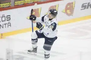 Liigakonkari on pelannut ammattilaisena yli puolet elämästään – "Ennen sai puolustaa aika vankilasäännöillä" Liigakonkari on pelannut ammattilaisena yli puolet elämästään – ”Ennen sai puolustaa aika vankilasäännöillä”