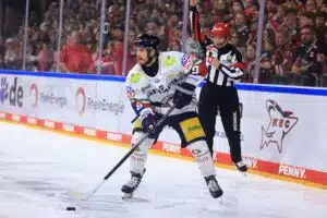 DEL-liigan kanadalaistähti Ty Ronning Eisbären Berlinin paidassa