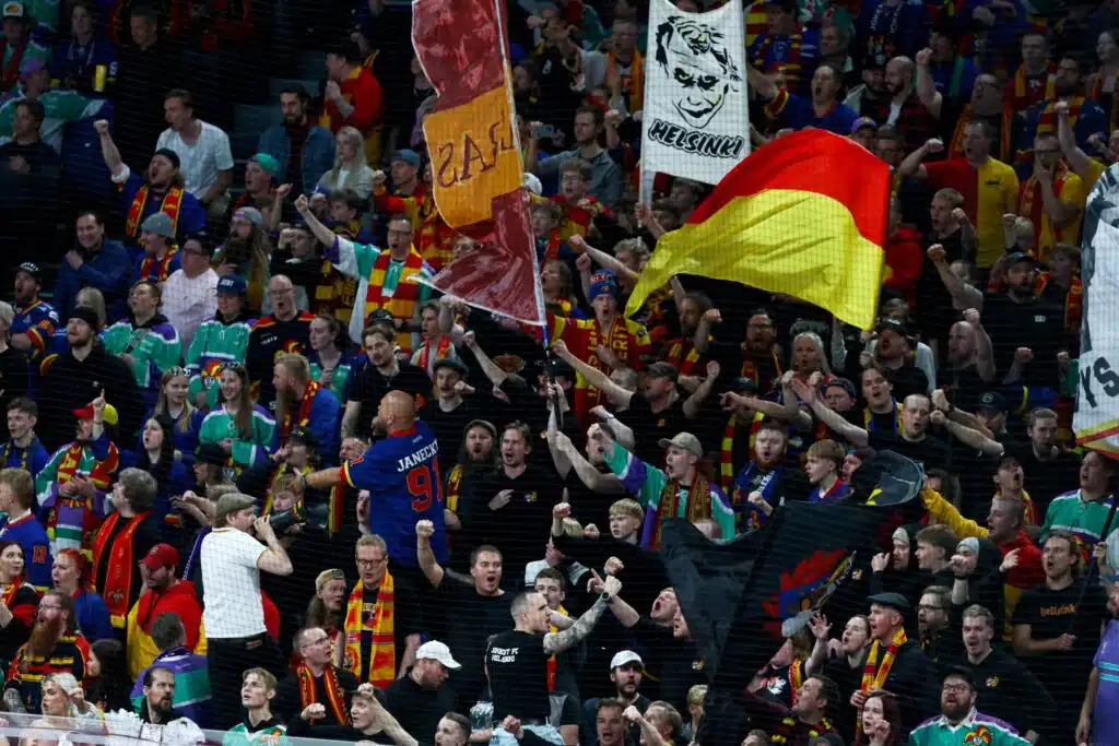 Jokerit-huuma on aivan käsittämätön – maailmanmestari liikuttui kyyneliin paluuottelussa