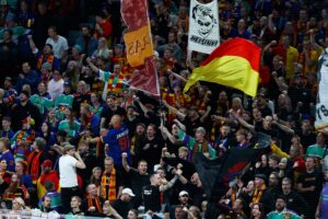 Jokerit-huuma on aivan käsittämätön – maailmanmestari liikuttui kyyneliin paluuottelussa