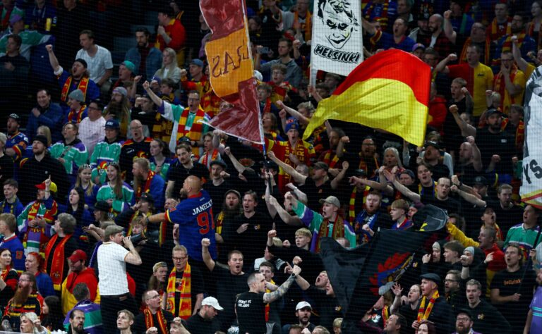 Jokerit-huuma on aivan käsittämätön – maailmanmestari liikuttui kyyneliin paluuottelussa Jokerit-huuma on aivan käsittämätön – maailmanmestari liikuttui kyyneliin paluuottelussa