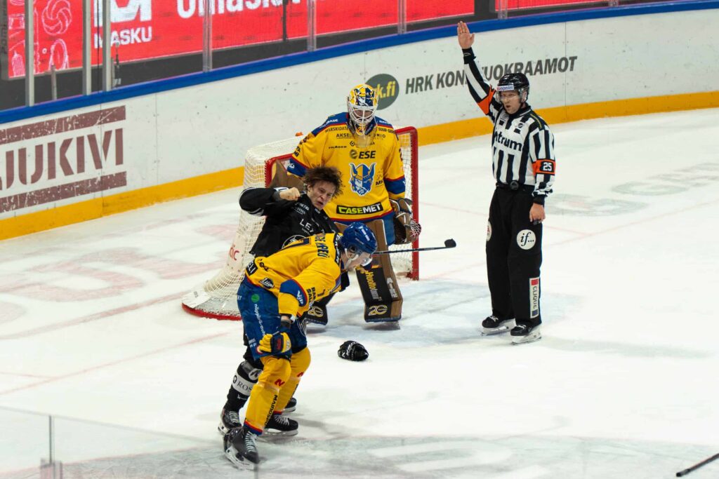 Pirisen ja Oksasen jalkapuu: Jukurit hyvästeli pudotuspelit liian aikaisin – silti valopilkku Sisu-Petteri Lehtonen, William Worge Kreu tappelu