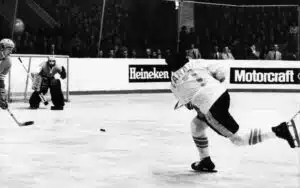 Lääkärintodistus: Kypärä voi aiheuttaa NHL-tähdelle niskakipuja