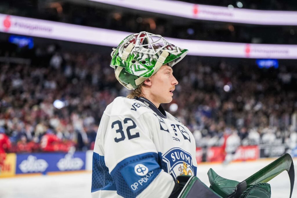 Näkökulma: Kaikki haluavat pelaamaan Ruotsiin – syypää on Suomen valtio Färjestadtin maalivahti Emil Larmi Suomen maalilla