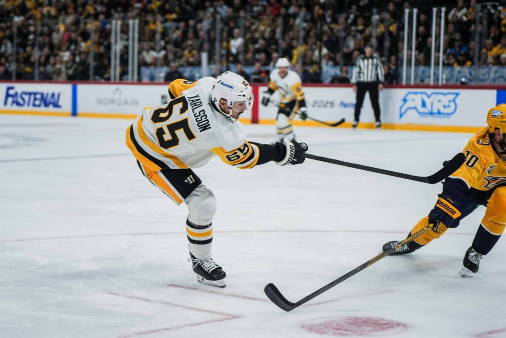 Pittsburgh Penguinsin Erik Karlsson laukomassa