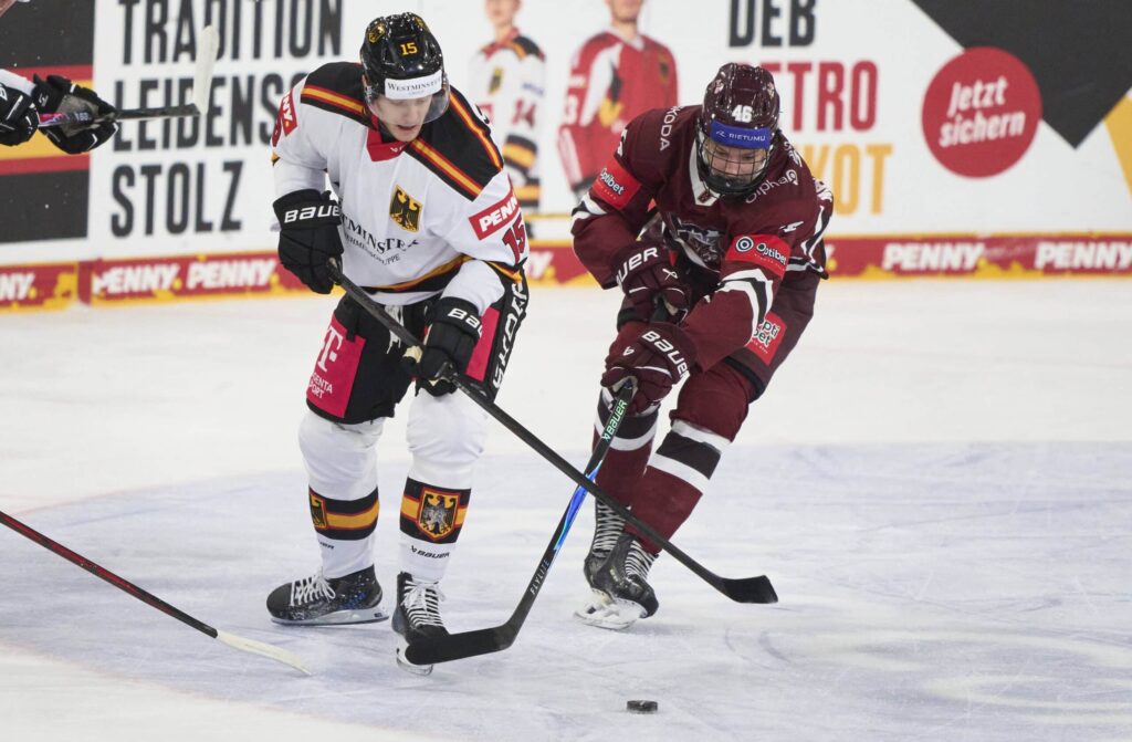 U20 MM-kisat: Latvia hakee Minnesotassa jättisensaatiota Latvian ja Jukurien puolustaja Alberts Smits Saksaa vastaan