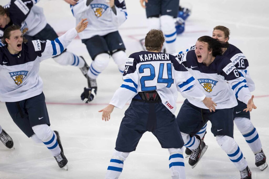 Tämän miehen liika innokkuus meinasi pilata Suomen kultajuhlat – ”Jos katsottaisiin videolta…” Joni Tuulola Kasperi Kapanen