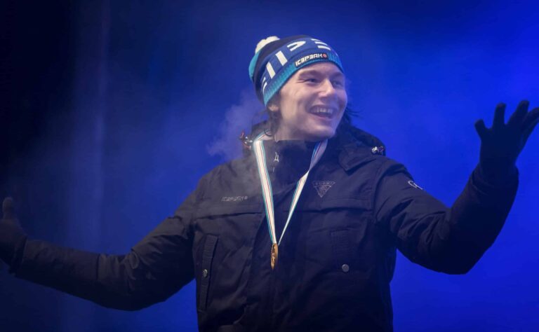 Tämän miehen liika innokkuus meinasi pilata Suomen kultajuhlat – ”Jos katsottaisiin videolta…” Tämän miehen liika innokkuus meinasi pilata Suomen kultajuhlat – ”Jos katsottaisiin videolta…”