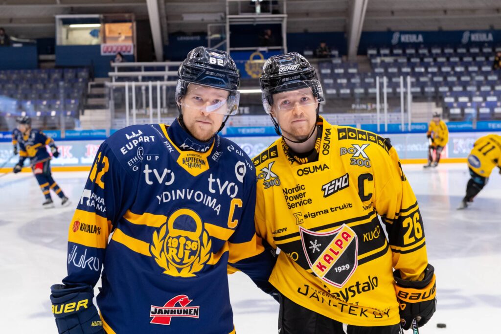 Tapparan kopissa erikoinen tilanne – ”10 vuotta sitten olisi varmasti ollut ongelma” Julius Mattila, Lukko (vas.), Jesper Mattila (KalPa) 2023