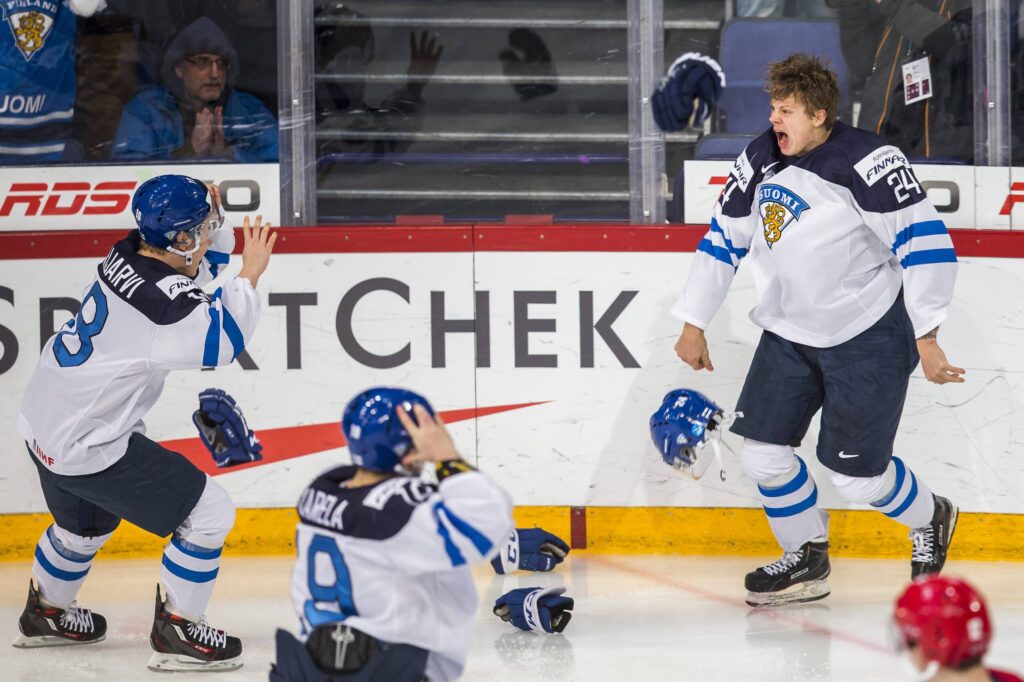 Tähtipakin koko kroppa kramppasi, kun Suomen MM-kulta varmistui – "Taas saa kuunnella noita 'Puljun' juttuja" Kasperi Kapanen Vili Saarijärvi Aleksi Saarela Nuorten MM-kulta 2016 Nuorten maailmanmestaruus