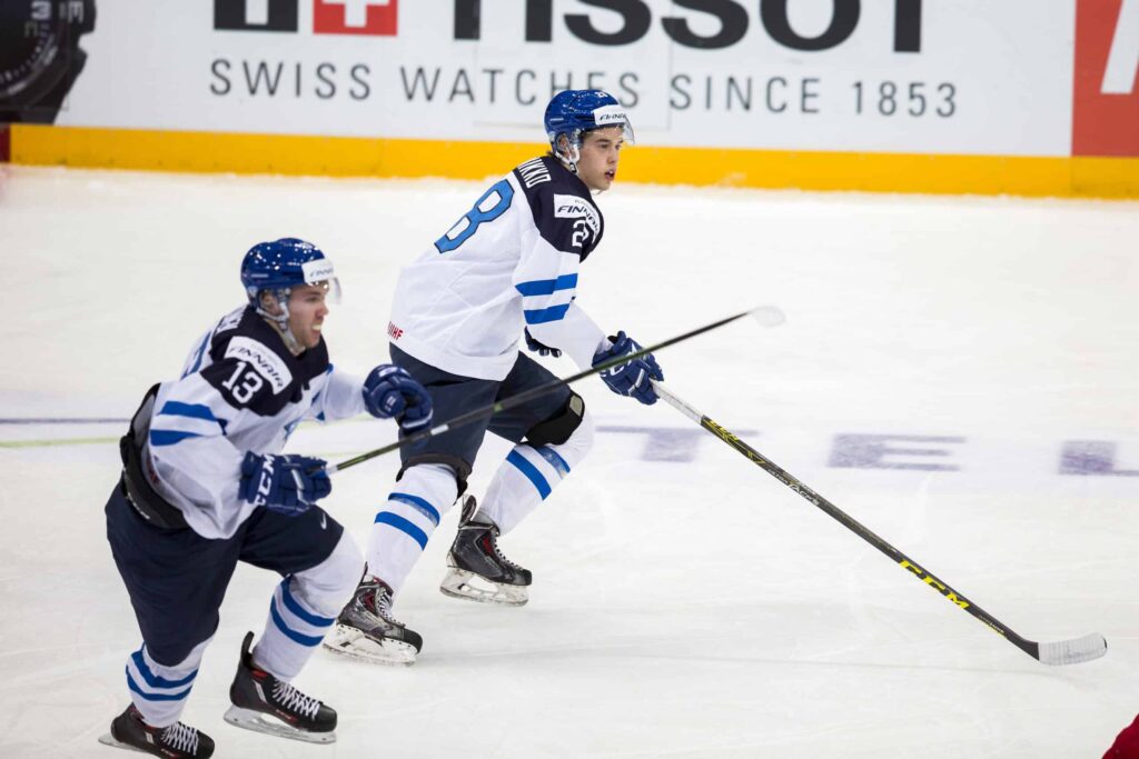 Kultaleijona törmäsi seinään ja nousi jaloilleen – ”Ei tiennyt, mitä tulevaisuus tuo” Miska Siikonen Juho Lammikko