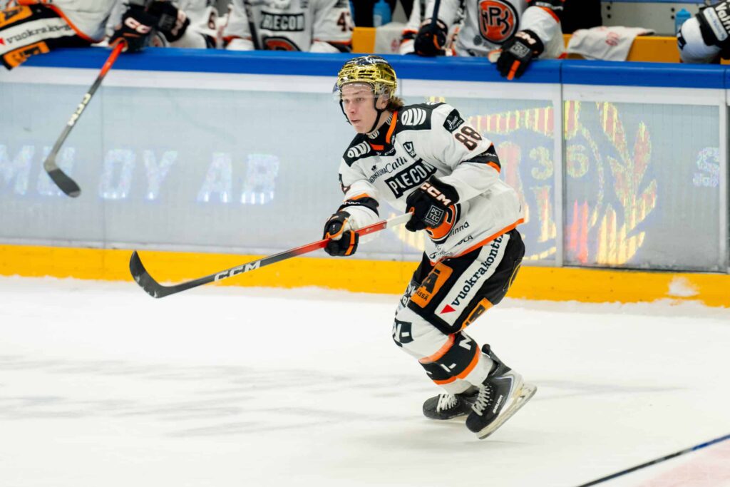HPK:n tähtihyökkääjä Jesse Kiiskinen iski voittomaalin Kiekko-Espoota vastaan
