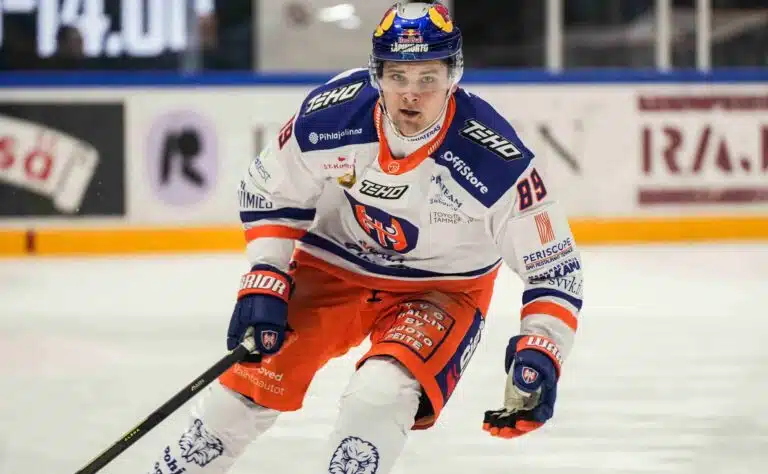 Haastattelu: Oliver Suvannolla määrätietoinen tavoite uralle - "Se puskee joka päivä eteenpäin" Haastattelu: Oliver Suvannolla määrätietoinen tavoite uralle – ”Se puskee joka päivä eteenpäin”