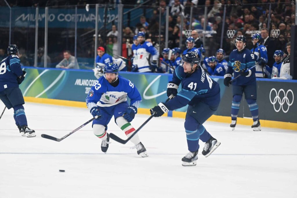 Olympiakiekko: Leijonat mahtipontisen haasteen edessä - tämä vie Suomen finaaliin Miro Heiskanen Suomen paidassa Milanon olympialaisissa