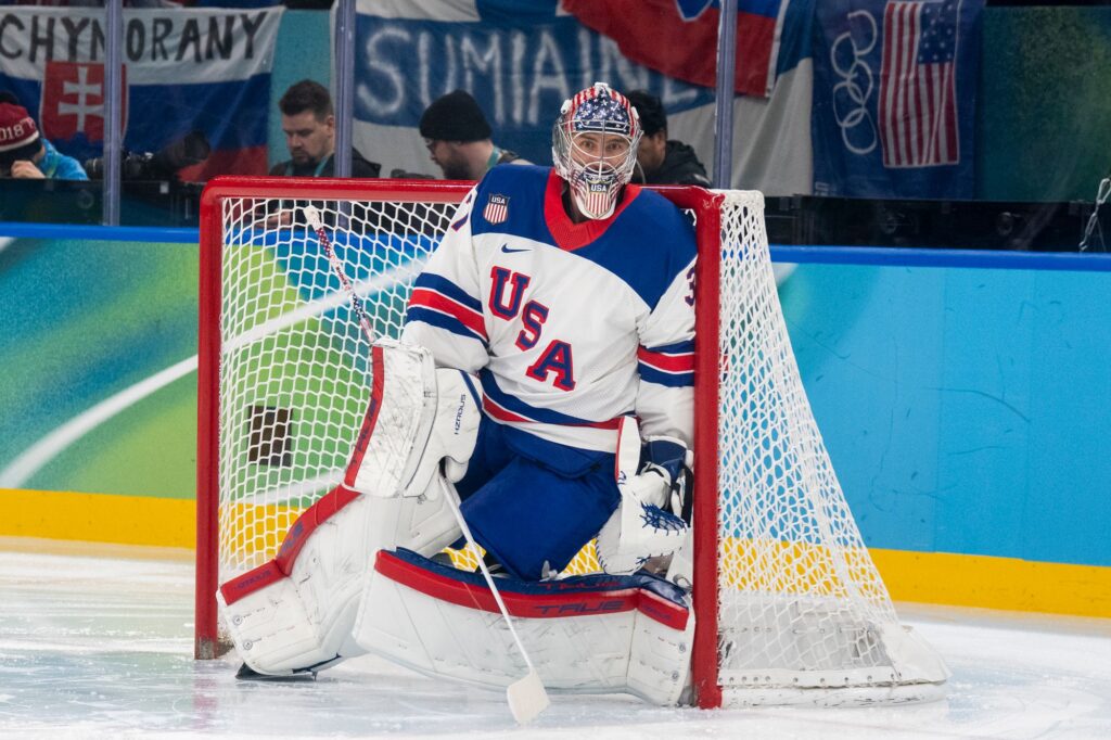 Olympiakiekko: Palaako Yhdysvallat voittajaksi? - Kanadalla yksi ase ylitse muiden Winnipeg Jetsin maalivahti Connor Hellebuyck Yhdysvaltain maalilla Milanon olympialaisissa