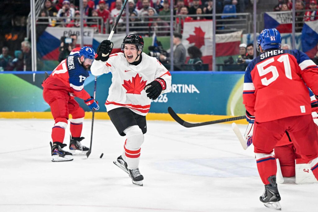 Olympiaennakko: Tämä vie Kanadalta kirkkaimmat mitalit San Jose Sharksin kanadalaishyökkääjä Macklin Celebrini juhlii Milano Cortinan olympialaisten avausmaalia
