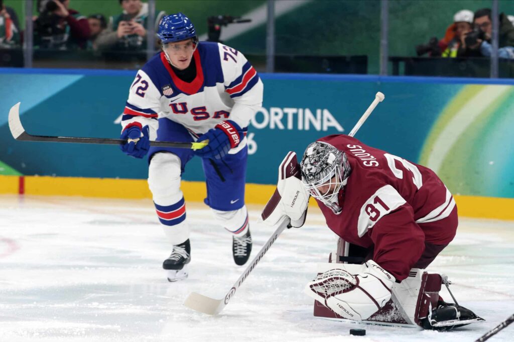 Olympiakiekko: Kruunun kurssi romahtaa? - Latvialla aseet Ruotsin kaatoon Yhdysvaltain Tage Thompson ja Latvian Arturs Silovs olympialaisissa