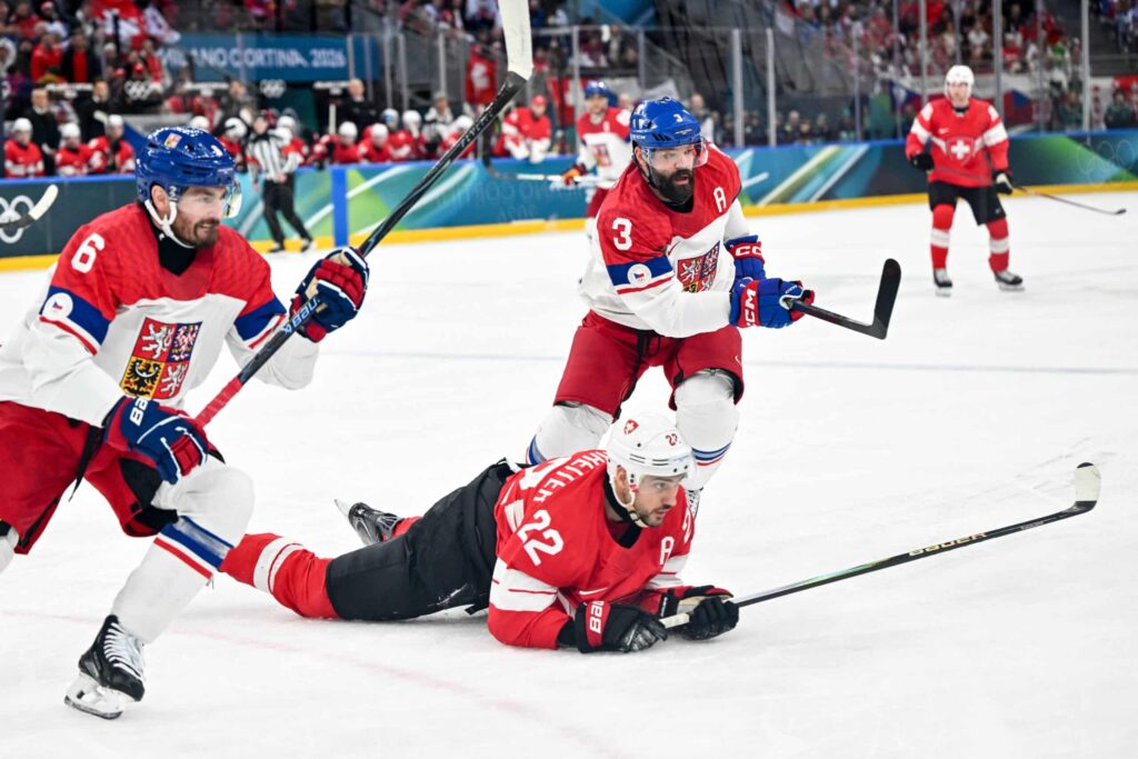 Olympiakiekko: A-lohko silkkaa Kanadan näytöstä - hurja puolivälierä näköpiirissä? Michal Kempny (vas.), Nino Niederreiter, Radko Gudas, Sveitsi – Tshekki, Milano 2026