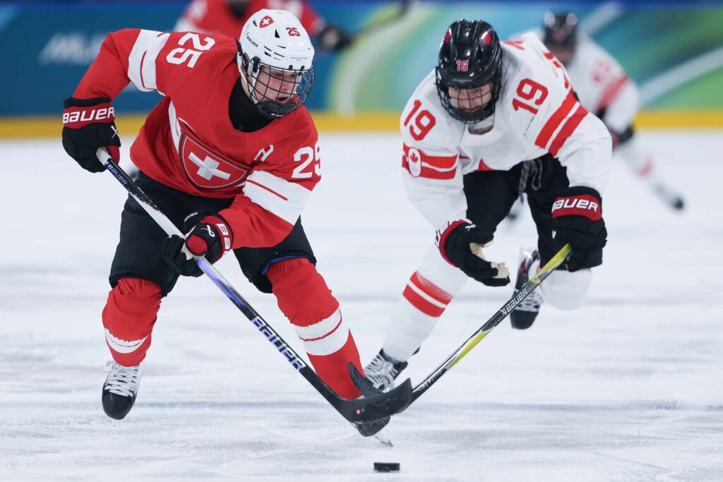 Analyysi: Murtaako Kanada sveitsiläisen lukon? - naisten välierästä odotettavissa yksipuolinen näytös Sveitsin Alina Muller ja Kanadan Brianne Jenner olympialaisissa