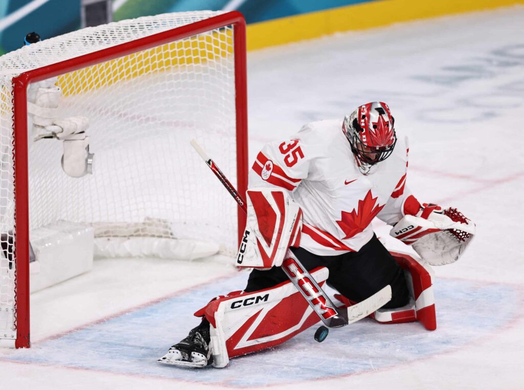 Analyysi: Murtaako Kanada sveitsiläisen lukon? - naisten välierästä odotettavissa yksipuolinen näytös PWHL-seura Montreal Victoiren kanadalaismaalivahti Ann-Renee Desbiens Kanadan maalilla olympialaisissa