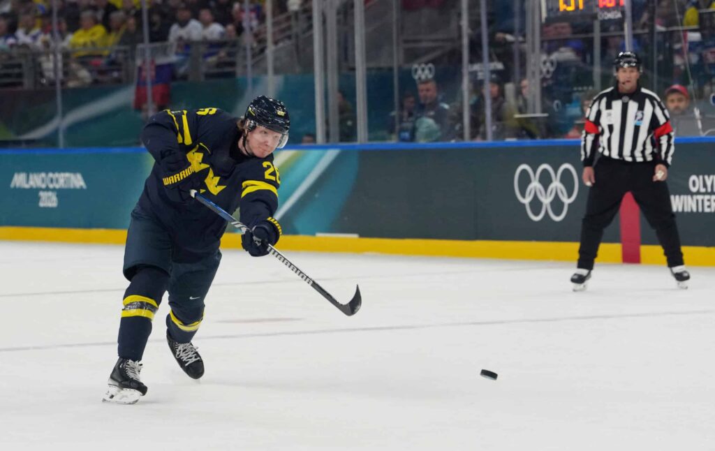 Olympiakiekko: Kruunun kurssi romahtaa? - Latvialla aseet Ruotsin kaatoon Buffalo Sabresin Rasmus Dahlin Ruotsin paidassa olympialaisissa
