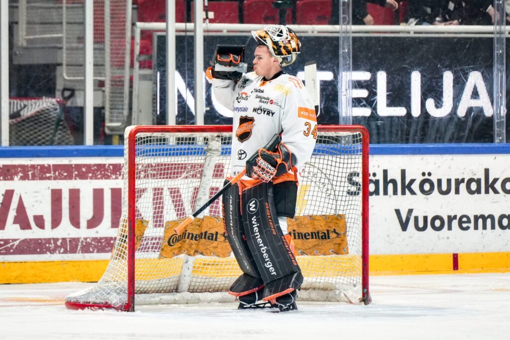 KooKoon maalivahti Eetu Randelin