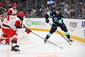 Seattle Krakenin suomalaishyökkääjä Kaapo Kakko Carolina Hurricanesin Jalen Chatfieldia vastaan
