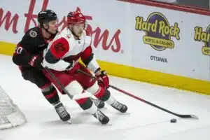Carolina Hurricanesin Jesperi Kotkaniemi Ottawa Senatorsin Fabian Zetterlundia vastaan